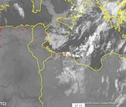 الاحوال الجوية المتوقعة على ليبيا خلال الثلاثة ايام القادمة اعتبارا من اليوم الثلاثاء وفقا للنشرة الصادرة عن المركز الوطني للأرصاد الجوية . ملخص عام : أجواء باردة نسبيا على مناطق الشمال والوسط تتخللها أمطار متفرقة من حين الى أخر تصحبها خلايا من السحب الرعدية أحيانا. رأس اجدير - سرت - سهل الجفارة - جبل نفوسة :ـ فرصة سقوط أمطار متفرقة اليوم على بعض المناطق، تصحبها أحيانا خلايا رعدية، والرياح شمالية غربية، خفيفة إلى معتدلة السرعة، تنشط أحيانا على بعض المناطق الساحلية، بينما تتراوح درجات الحرارة القصوى ما بين ( 16 -20 درجة مئوية، ولا تتجاوز 14 على المرتفعات الجبلية. الخليج - سهل بنغازي حتى امساعد - الواحات – مرادة:ـ تتكاثر السحب مساء اليوم، مع فرصة سقوط أمطار متفرقة على بعض المناطق الساحلية، خصوصا الخليج وبعض الدواخل، والرياح جنوبية شرقية إلى جنوبية غربية، خفيفة إلى معتدلة السرعة، بينما تتراوح درجات الحرارة القصوى بين 15 و20 درجة مئوية. الجفرة - سبها - غات - غدامس - الحمادة :ـ تتكاثر السحب مساء اليوم على الحمادة والجفرة وسبها، مع فرصة سقوط أمطار متفرقة، والرياح جنوبية غربية إلى شمالية غربية، خفيفة إلى معتدلة السرعة، في حين تتراوح درجات الحرارة القصوى بين 19 و24 درجة مئوية. الكفرة - السرير - تازربو :ـ السماء قليلة السحب، تتكاثر أحيانا على السرير وتازربو، والرياح شمالية غربية، خفيفة إلى معتدلة السرعة، في حين تتراوح درجات الحرارة القصوى بين 23 و27 درجة مئوية.