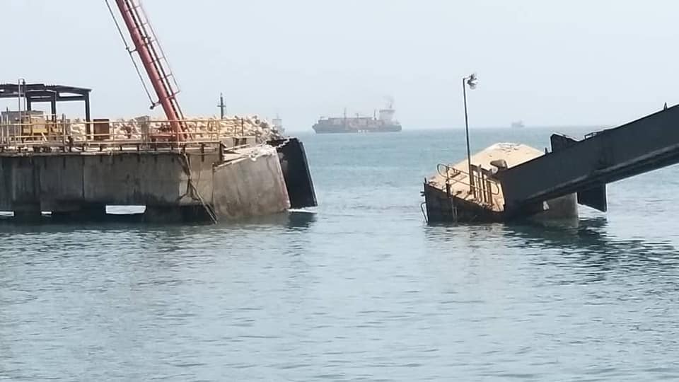 رئيس مؤسسة النفط يتفقد آثار حادث اصطدام الناقلة بالرصيف النفطي