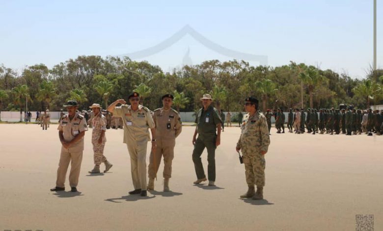 متابعة التدريبات الميدانية للكراديس المشاركة في الاحتفال بالذكرى الثانية والثمانون (82) لتأسيس الجيش الليبي