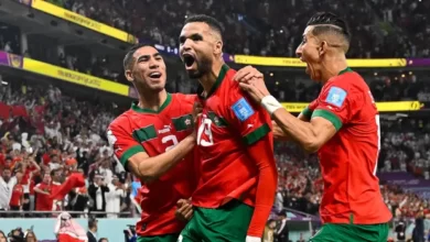 بعد فوزه على البرتغال بهدف دون رد في كأس العالم 2022 في قطر اليوم السبت، حقق منتخب المغرب مجموعة من الأرقام القياسية رافقت إنجازه التاريخي بالوصول إلى نصف نهائي كأس العالم. ونستعرض هنا قائمة بأبرز الأرقام القياسية التي حققها "أسود الأطلس" بفضل مشوارهم المميز في مونديال قطر إلى غاية الآن: أصبح المغرب أول منتخب عربي وأفريقي يتأهل إلى نصف نهائي كأس العالم. وكان المنتخب المغربي أول فريق أفريقي يتأهل إلى ربع نهائي كأس العالم منذ عام 2010. كما أنه رابع منتخب أفريقي يصل إلى ربع نهائي كأس العالم، بعد الكاميرون 1990، والسنغال 2002، وغانا 2010. يملك المنتخب المغربي أقوى دفاع في مونديال قطر وفق إحصائيات الاتحاد الدولي لكرة القدم (فيفا)، حيث لم تتلق شباكه سوى هدف واحد منذ بداية البطولة. كما أنه يعد أكثر المنتخبات العربية تسجيلا للأهداف في تاريخ كأس العالم، حيث سجل 19 هدفا إلى غاية الآن. أما مدرب المنتخب المغربي وليد الركراكي فقد أصبح أول مدرب عربي وأفريقي يصل إلى نصف النهائي. خلال مونديال قطر 2022، أصبح المغرب أول منتخب عربي يتصدر مجموعته في كأس العالم مرتين، وحقق لأول مرة فوزين في دور المجموعات في كأس العالم، وأول بلد عربي يحصل على 7 نقاط في دور المجموعات. أصبح لاعب المنتخب المغربي حكيم زياش، أول لاعب عربي يخوض 9 مباريات كاملة في كأس العالم، وصاحب أسرع هدف وأبعد هدف للمنتخبات العربية (3 دقائق و30 ثانية ومسافة 30.66 مترا)، وبذلك يصبح ثالث الهدافين التاريخيين للمغرب. كما يعتبر يوسف النصيري (صاحب هدف الفوز على البرتغال) أول لاعب مغربي يسجل في نسختين من كأس العالم. كما أصبح ياسين بونو حارس مرمى المنتخب المغربي، أول حارس عربي يتصدى لركلتي ترجيح في تاريخ كأس العالم. المصدر : وكالات