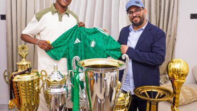 أعلن النادي الأهلي طرابلس عبر صفحته الرسمية على موقع التواصل الاجتماعي "فيس بوك" عن تعاقده مع المهاجم " عزوز المريمي " لمدة موسمين، وذلك لتعزيز خط هجوم الفريق الأول لكرة القدم. ويعد المريمي، القادم من نادي الهلال بنغازي، من أبرز المهاجمين في الدوري الليبي، حيث يمتاز بقدراته الفنية العالية وتهديده المستمر لمرمى الخصوم. ومن المتوقع أن يشكل إضافة قوية للفريق في الموسم المقبل. ويهدف الأهلي طرابلس من خلال هذه الصفقة إلى تعزيز قوته الهجومية ومواصلة المنافسة على البطولات المحلية والقارية.